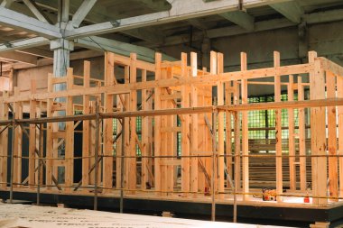 Yeni modüler evin çerçevesi. Bileşik ahşap panellerden yeni ve modern prefabrik modüler ev inşaatı.