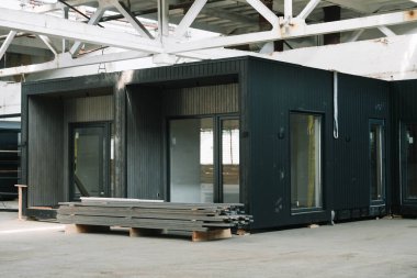 Endüstriyel bir binanın içinde yeni ahşap bir prefabrik ev..