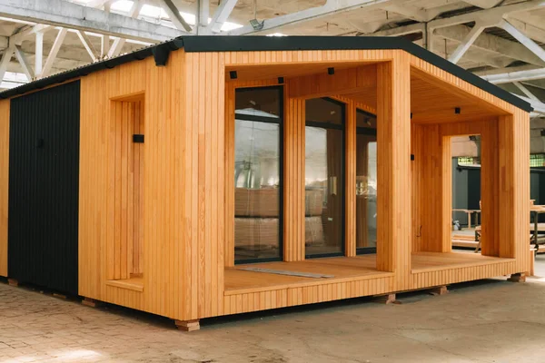 Yeni ahşap modüler prefabrik ev imalat tesisinde..