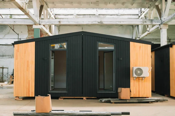 Yeni ahşap modüler prefabrik ev imalat tesisinde..