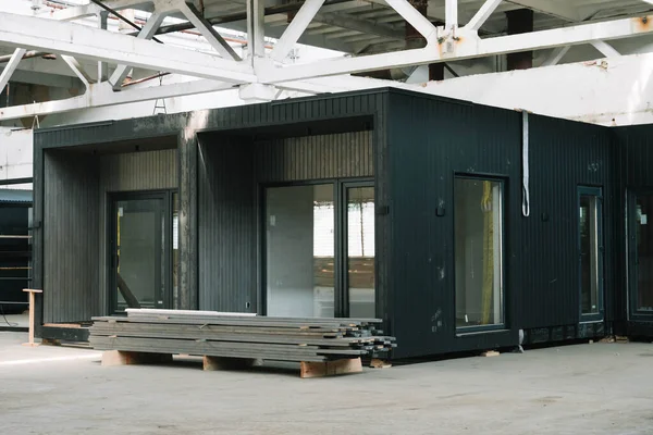 Endüstriyel bir binanın içinde yeni ahşap bir prefabrik ev..
