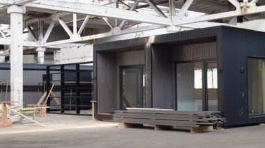 Yeni ve modern prefabrik modüler evin birleşik ahşap panellerden sergilenmesi. Enerji verimli panel montajı.