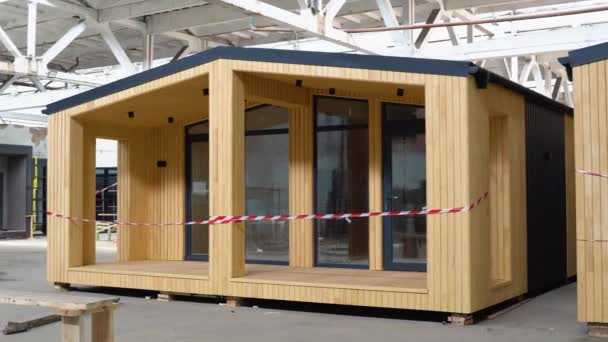Výstava Nového Moderního Montovaného Modulárního Domu Kompozitních Dřevěných Desek Instalace — Stock video