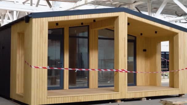 Nový Dřevěný Modulární Montovaný Dům Uvnitř Průmyslové Budovy — Stock video