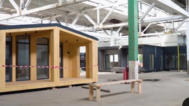 Nově Postavená Jednopodlažní Montovaná Modulární Budova Prefabrikovaný Mobilní Dřevěný Dům — Stock video