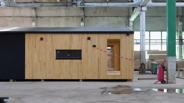 複合木製パネルからの新しく 現代プレハブのモジュラー ハウスの展覧会 エネルギー効率的なパネル集まっていること — ストック動画