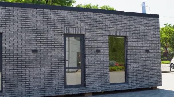 Νεόδμητο Μονώροφο Προκατασκευασμένο Αρθρωτό Κτίριο Προκατασκευασμένη Κινητή Ξύλινη Μονοκατοικία Έκθεση — Αρχείο Βίντεο