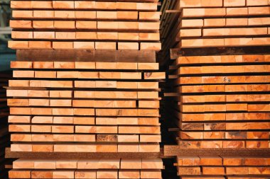 büyük bir depoda kereste. Yığındaki ahşap panoları.