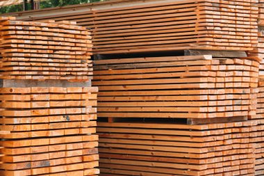 Bir depoda depolanan keresteler.