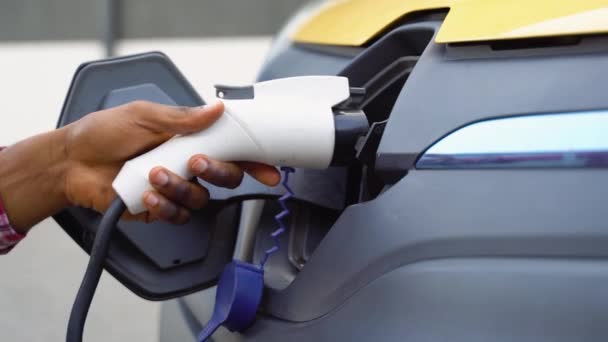 Ένας Άνθρωπος Χέρι Ετοιμάζεται Φορτίσει Ένα Ηλεκτρικό Αυτοκίνητο — Αρχείο Βίντεο