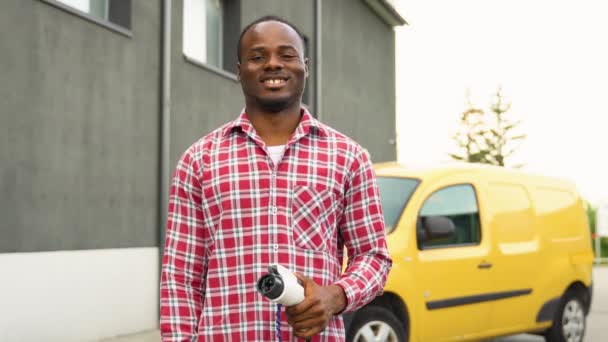 Hombre Afroamericano Con Cable Carga Estación Carga Eléctrica Cerca Coche — Vídeos de Stock