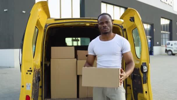 Afrikansk Amerikansk Kurir Lägger Paketet Bilen — Stockvideo