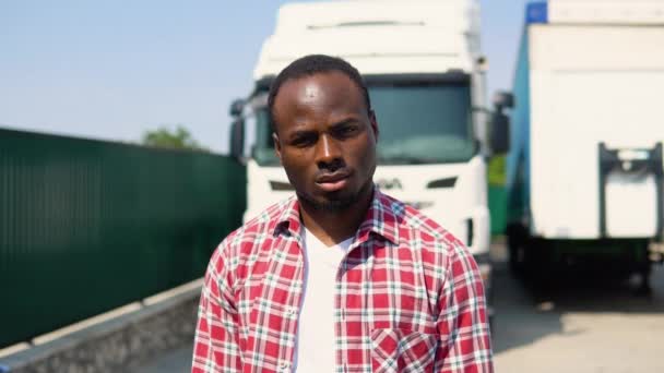 非洲裔美国卡车司机在停车场看着相机的肖像 复制空间 — 图库视频影像
