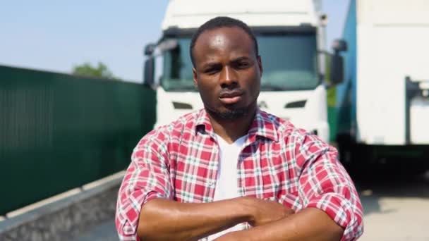 Motorista Caminhão Americano Africano Confiante Posando Com Caminhões — Vídeo de Stock