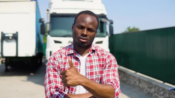 自信的非洲裔美国卡车司机摆出一副卡车司机的架势 — 图库视频影像