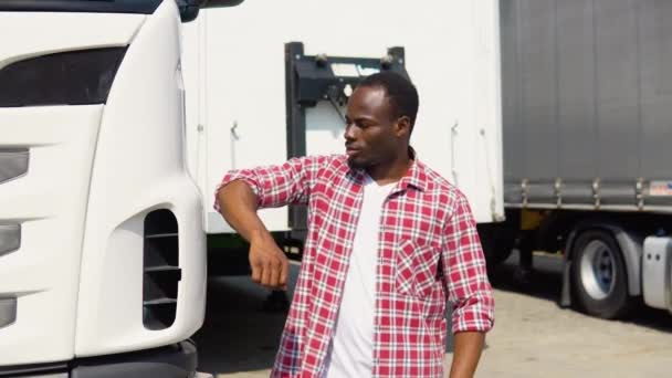 非洲裔美国卡车司机在停车场看着相机的肖像 复制空间 — 图库视频影像