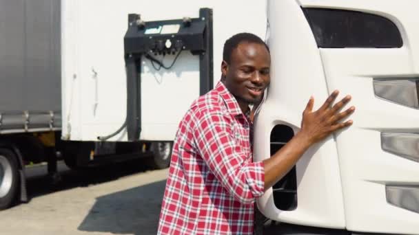 Czarny Kierowca Ciężarówki Przytulający Jego Pojazd Transportu Szczęśliwy Kierowca Afrykańskiej — Wideo stockowe