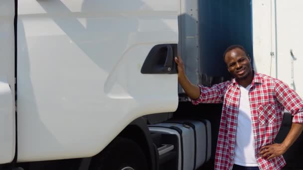 积极的非洲裔美国卡车司机摆出一副卡车司机的样子 — 图库视频影像