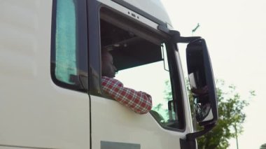 Kamyonunda oturan Afrikalı Amerikalı kamyon şoförü. Kamyoncu işgali. Ulaşım hizmetleri