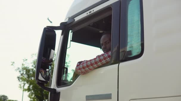 Motorista Caminhão Preto Sentado Seu Caminhão Ocupação Camionistas Serviços Transporte — Vídeo de Stock