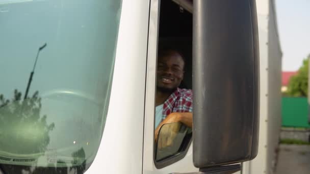 トラックに座っている黒いトラック運転手 トラッカーの占領 トランスポートサービス — ストック動画