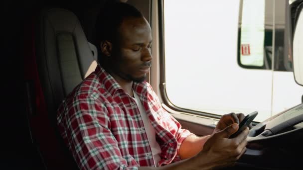 Μαύρος Φορτηγατζής Ετοιμάζεται Για Ταξίδι Επαγγελματίας Φορτηγατζής Που Χρησιμοποιεί Gps — Αρχείο Βίντεο