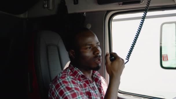 Conductor Camión Afroamericano Haciendo Hablar Través Radio Semi Camión — Vídeo de stock