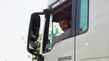 Kamyonda oturan Hintli kamyon şoförü. Ulaşım hizmetleri.