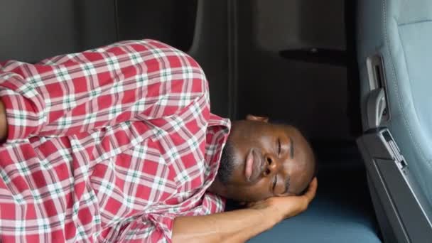 Conductor Camión Afroamericano Durmiendo Cabina Después Trabajar Largas Rutas Horas — Vídeos de Stock