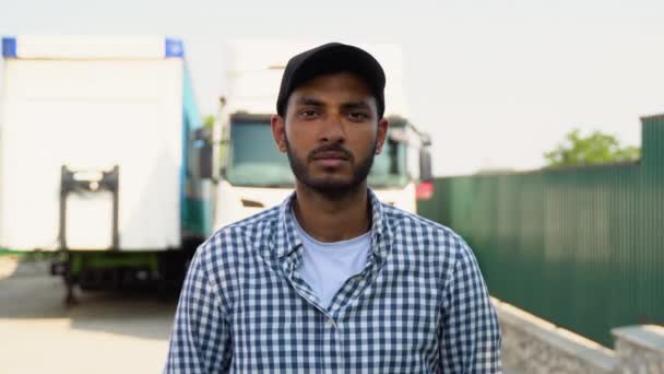 Kollarını Çapraz Bağlamış Sıradan Giysiler Giymiş Hintli Kamyon Şoförü Kamyonetinin — Stok video