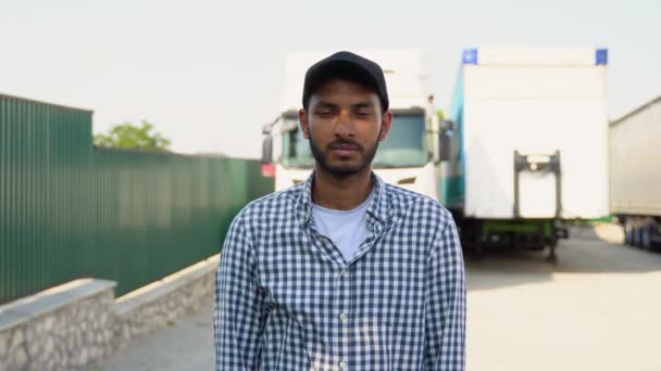 Indyjski Kierowca Ciężarówki Luźnych Ubraniach Skrzyżowanymi Ramionami Stojący Przy Ciężarówce — Wideo stockowe