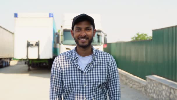 Indiska Lastbilschauffören Tillfälliga Kläder Med Korsade Armar Står Vid Sin — Stockvideo