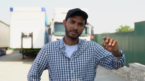 Młody Indyjski Kierowca Ciężarówki Stoi Przy Ciężarówce Pojęcie Drogowego Transportu — Wideo stockowe