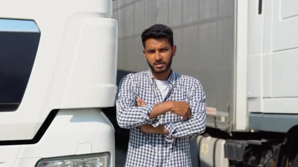 身穿休闲装 双臂交叉站在卡车旁的积极的亚裔卡车司机 — 图库视频影像
