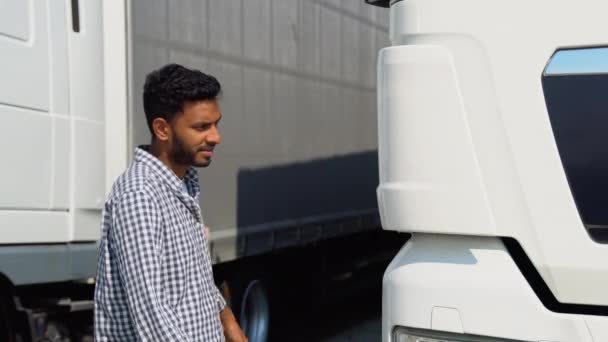 Щасливий Азіатський Водій Вантажівки Любить Свою Роботу Індійський Вантажівка Обіймає — стокове відео
