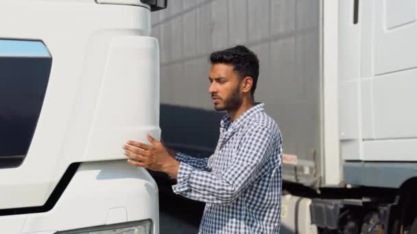 Feliz Asiático Camionero Amante Trabajo Camionero Indio Abrazando Vehículo Camión — Vídeos de Stock
