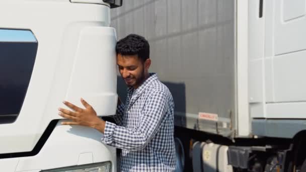 Feliz Asiático Caminhão Motorista Amar Seu Trabalho Caminhoneiro Indiano Abraçando — Vídeo de Stock