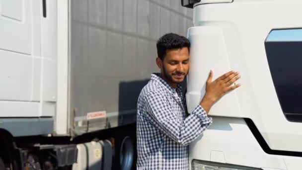 Szczęśliwy Azjatycki Kierowca Ciężarówki Kocha Swoją Pracę Indian Trucker Przytulając — Wideo stockowe