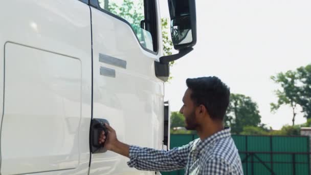 Indiano Motorista Caminhão Senta Seu Caminhão — Vídeo de Stock