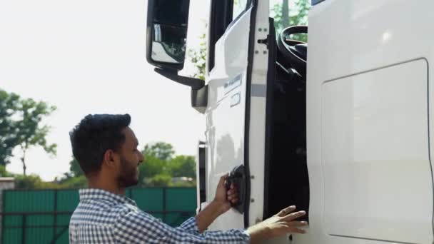Indyjski Kierowca Ciężarówki Siedzi Jego Ciężarówce — Wideo stockowe