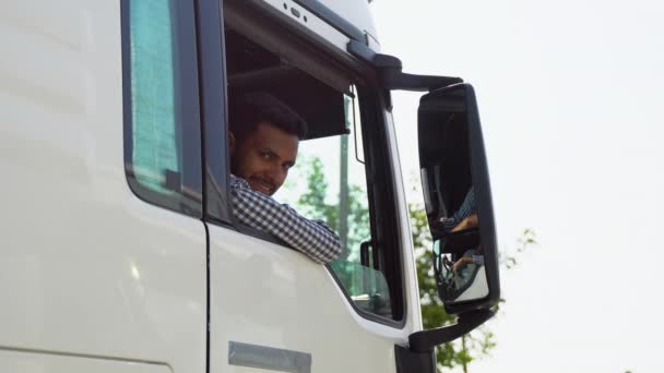 Ινδός Οδηγός Φορτηγού Κάθεται Στο Φορτηγό Του Κατάληψη Φορτηγατζή Δεξί — Αρχείο Βίντεο