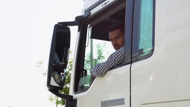 Indyjski Kierowca Ciężarówki Siedzi Ciężarówce Usługi Transportowe — Wideo stockowe