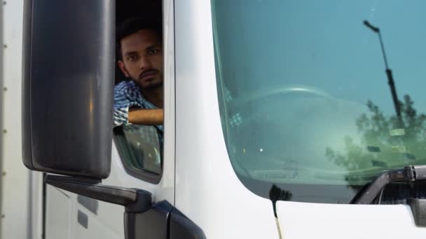 Sopir Truk India Duduk Truknya Pendudukan Pengemudi Truk Mobil Kanan — Stok Video