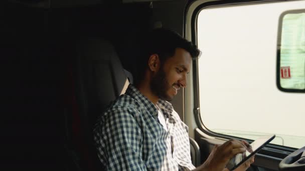 Indian Trucker Pomocą Nawigacji Gps Ciężarówki Transportu Dostarczania Towarów Miejsca — Wideo stockowe