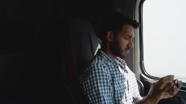 Black Trucker Przygotowuje Się Podróży — Wideo stockowe
