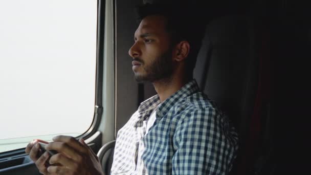 Pengendara Truk Profesional India Menggunakan Navigasi Gps Truk Untuk Mengangkut — Stok Video