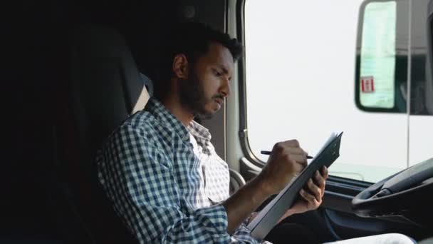 Livreur Indien Assis Dans Camion Vérifier Liste Livraison — Video