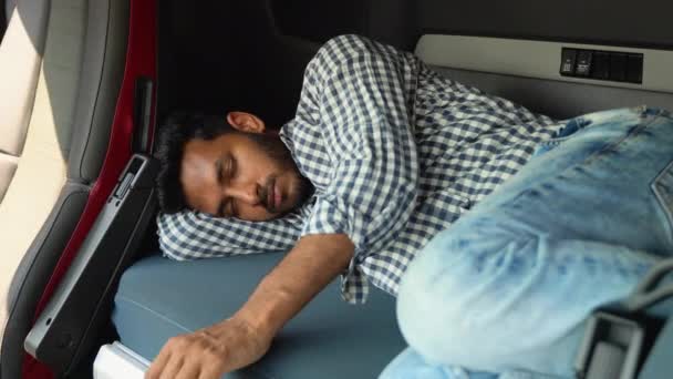 Motorista Caminhão Dormindo Sua Cabine Depois Trabalhar Longas Rotas Horas — Vídeo de Stock