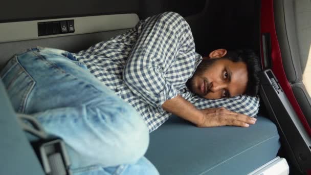 Śpiący Indyjski Kierowca Ciężarówki Uciął Sobie Drzemkę Środku Transportera Ciężarówek — Wideo stockowe