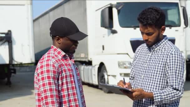 Dwoje Ludzi Stoi Parkingu Indyjski Menedżer Afrykański Kierowca Ciężarówki Stoi — Wideo stockowe